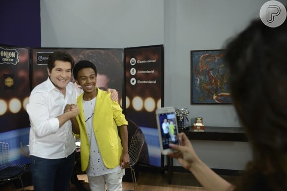 Daniel posa com Zeca (Jean Paulo Campos) nos bastidores de show na novela 'Carinha de Anjo'