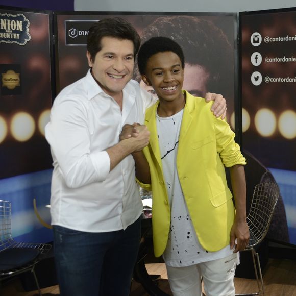 Daniel posa com Zeca (Jean Paulo Campos) nos bastidores de show na novela 'Carinha de Anjo'