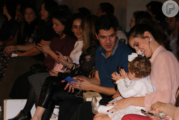 Camila Queiroz brinca com Pietra, filha da estilista Lethicia Bronstein