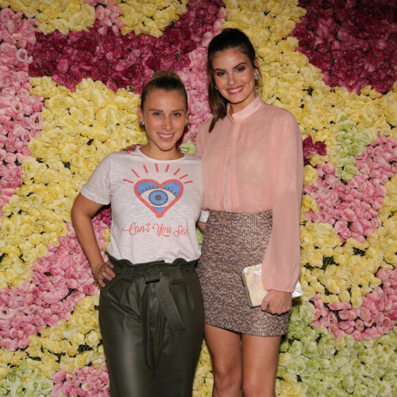Camila Queiroz posa com a estilista Lethicia Bronstein antes do desfile