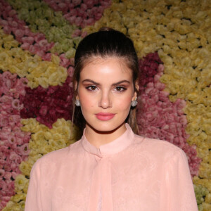 Camila Queiroz elegeu um make simples e iluminada para o evento de moda
