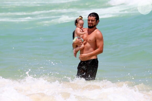 Bruno Gissoni é visto frequentemente curtindo a praia com Madalena