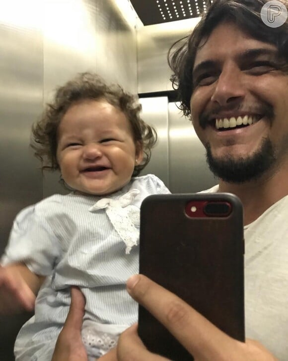 Bruno Gissoni adora mostrar momentos espontâneos da filha, Madalena, em seu perfil no Instagram