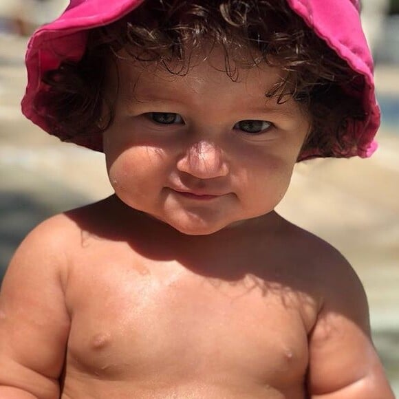 Madalena, filha de Yanna Lavigne e Bruno Gissoni, tem 226 mil seguidores em seu perfil no Instagram, o 'donapinguxa'