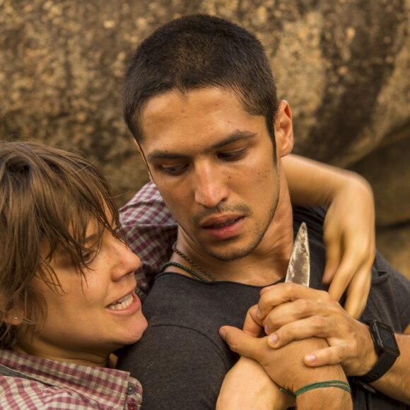 Maria (Alice Wegmann) se surpreende ao ver Hermano (Gabriel Leone) no carro do pai dele, Pedro (Alexandre Nero), e decide libertar o empresário mas manter o ex-namorado sequestrado nos próximos capítulos da supersérie 'Onde Nascem os Fortes'