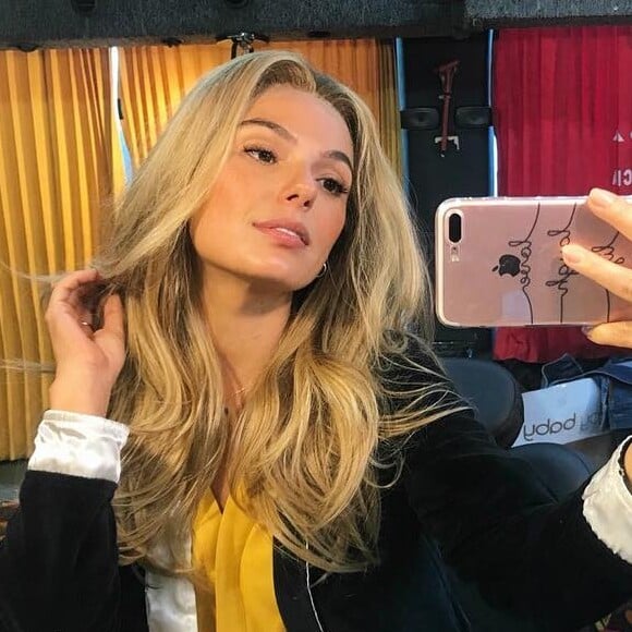 Isis Valverde surpreende com cabelo loiro em foto nesta sexta-feira, dia 25 de maio de 2018