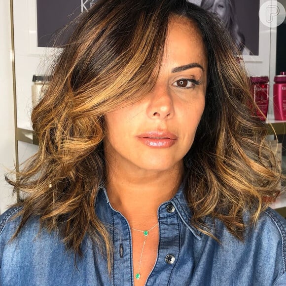 'Agora está com o tom mel, bem podrinho, que deixa o visual dela mais moderno e sofisticado', diz hairstylist Viviane Siqueira