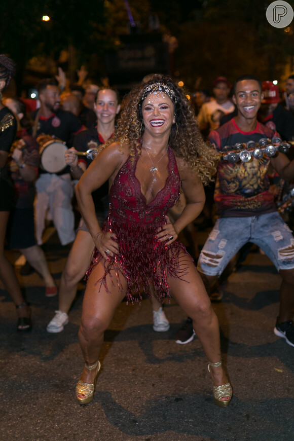 Viviane Araujo também já usou peruca no cabelo durante o Carnaval