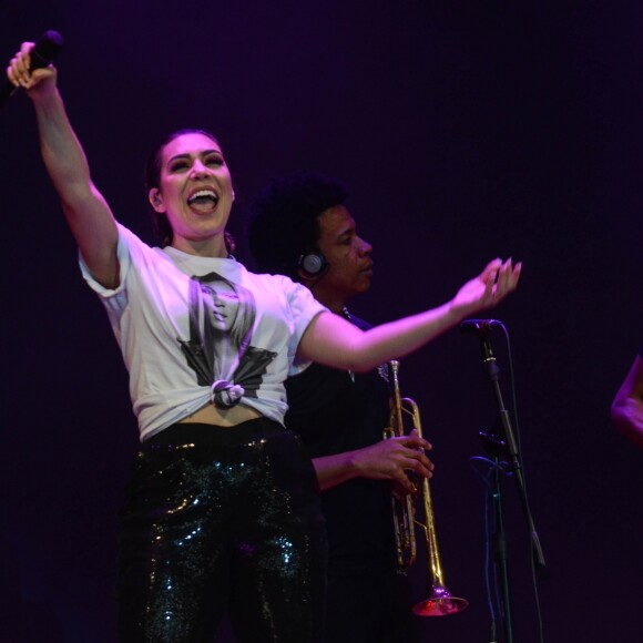 Naiara Azevedo rebateu crítica por mostrar barriga em foto na academia