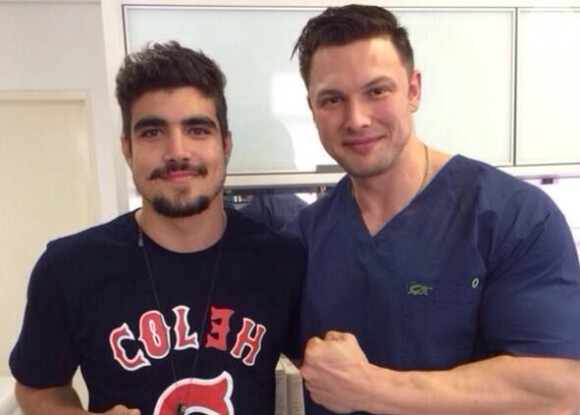 Caio Castro postou foto sem tipoia e anunciou início da fisioterapia na última terça-feira, 9 de julho de 2014
