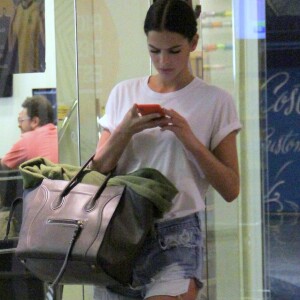 Bruna Marquezine foi fotografada com uma bolsa oversided