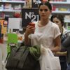 Bruna Marquezine foi fotografada cheia de compras no shopping