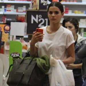 Bruna Marquezine foi fotografada cheia de compras no shopping