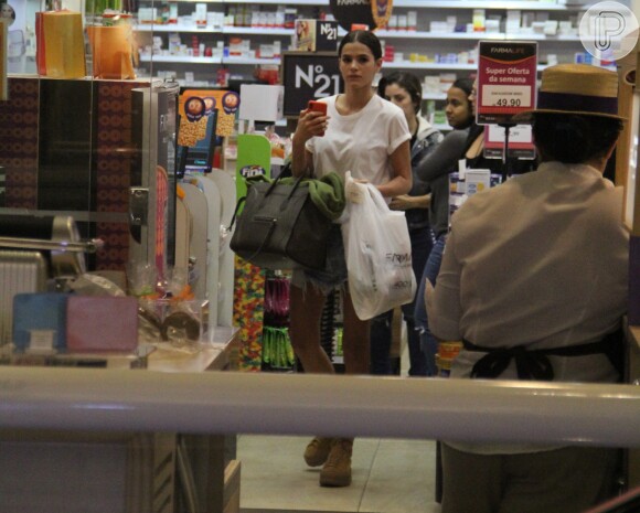Bruna Marquezine foi fotografada cheia de compras no shopping