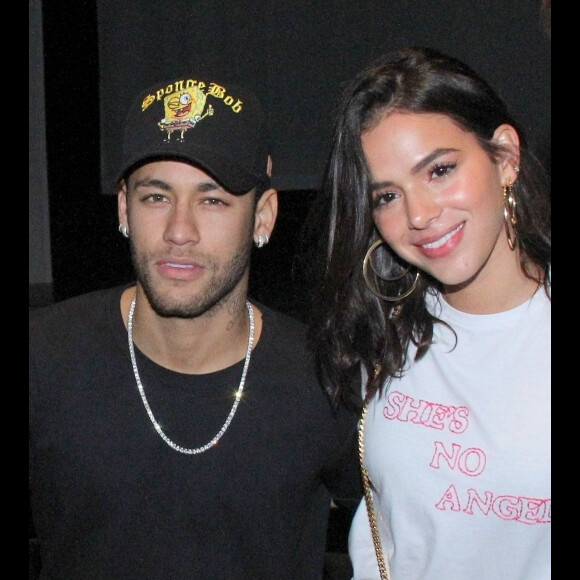 'A gente saiu pra jantar. Quando eu cheguei na mesa, ele estava com dois amigos. Na hora de ir embora, eu voltei correndo e roubei um beijo dele', entregou Bruna Marquezine