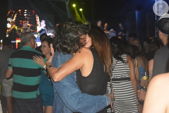 Fátima Bernardes e Túlio Gadêlha trocaram beijos apaixonados