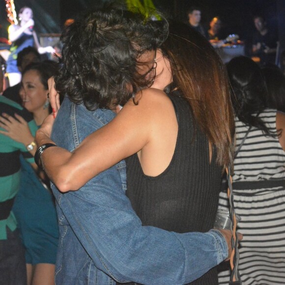 Fátima Bernardes e Túlio Gadêlha trocaram beijos apaixonados