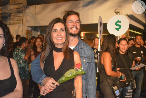 Fátima Bernardes ganhou uma rosa de Túlio Gadêlha