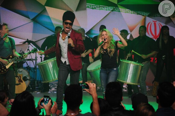 Shakira fez um show exclusivo para o dominical, com integrantes do seu fã-clube oficial na plateia