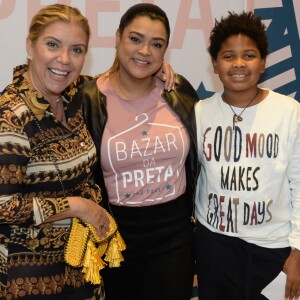 Astrid Fontenelle e o filho, Gabriel, de 9 anos, prestigiaram Preta Gil no Bazar da Preta