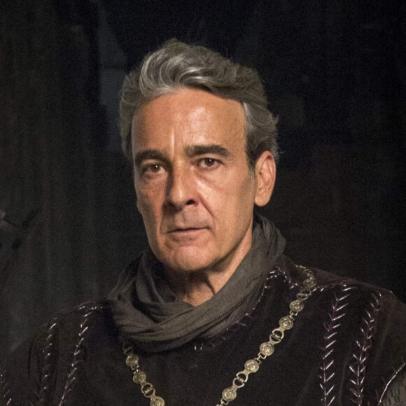 Otávio (Alexandre Borges) avisa a Catarina (Bruna Marquezine) que deu folga para os soldados nos próximos capítulos da novela 'Deus Salve o Rei'