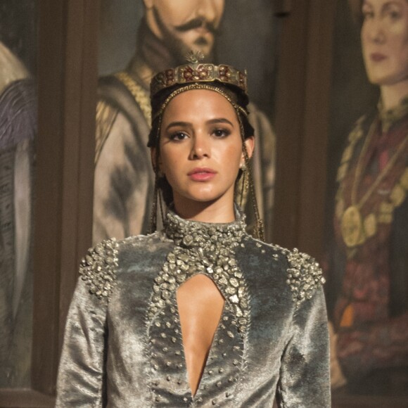 Catarina (Bruna Marquezine) se desespera com a fala de Otávio (Alexandre Borges) nos nos próximos capítulos da novela 'Deus Salve o Rei': 'Afaste-se! Você não fará nada comigo!'