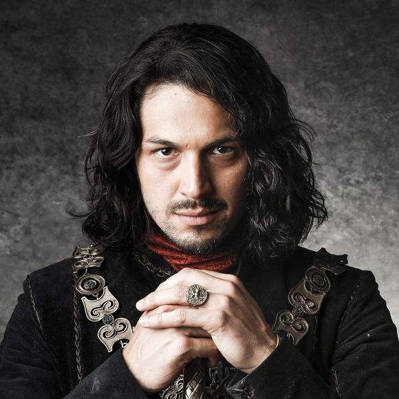 Ao tentar ganhar empréstimo para Montemor, Afonso (Romulo Estrela) não é bem sucedido e reis de Cália obrigam o monarca a se casar com Catarina (Bruna Marquezine) nos próximos capítulos da novela 'Deus Salve o Rei'