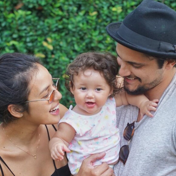 Bruno Gissoni entregou que a filha, Madalena, escolheu o tio, Felipe Simas, para ser seu padrinho de batismo