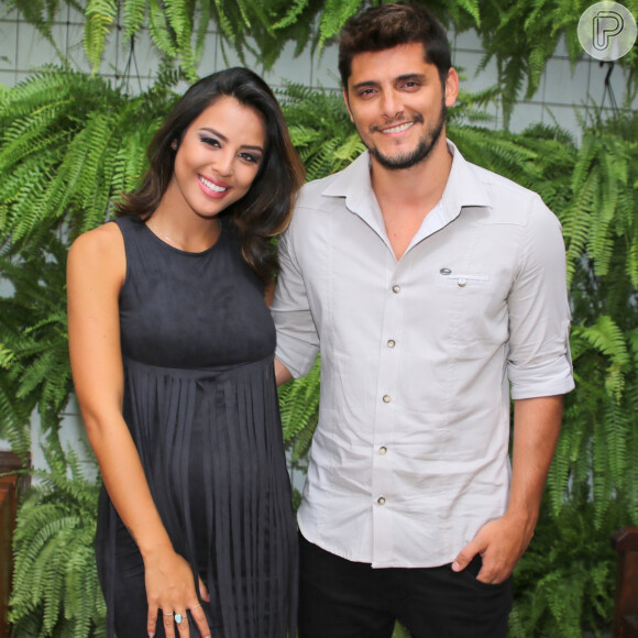 Bruno Gissoni e Yanna Lavigne oficializaram a união em um casamento surpresa no batizado da filha, Madalena