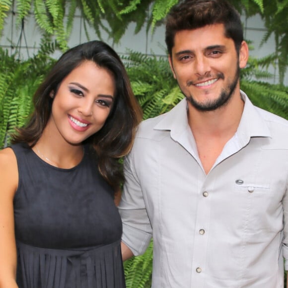 Bruno Gissoni e Yanna Lavigne oficializaram a união em um casamento surpresa no batizado da filha, Madalena