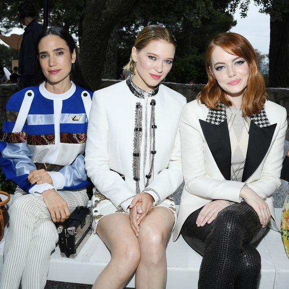 Emma Stone integrou o front row do desfile da coleção cruise 2019 da Louis Vuitton ao lado de Jennifer Connelly, Lea Seydoux e Delphine Arnault