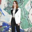 Brilho, pied de poule e argyle: veja look de Emma Stone em desfile na França
