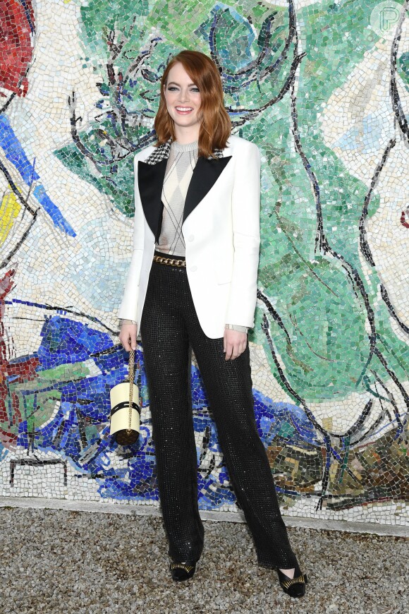 Emma Stone usou calça brilhosa, de paetês, no desfile da coleção cruise 2019 da Louis Vuitton no museu Fondation Maeght, em Saint-Paul-De-Vence, na França, nesta segunda-feira, 28 de maio de 2018