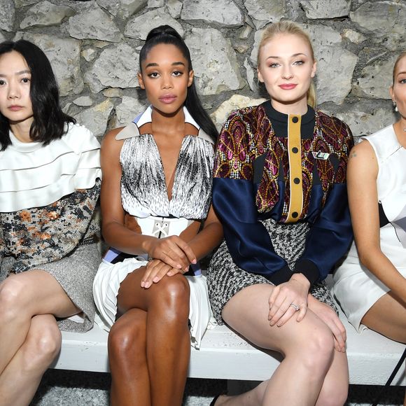 Camelia Jordana, Doona Bae, Laura Harrier, Sophie Turner e Sienna Millerno também integraram o front row do desfile da coleção cruise 2019 da Louis Vuitton no museu Fondation Maeght, em Saint-Paul-De-Vence, na França, nesta segunda-feira, 28 de maio de 2018