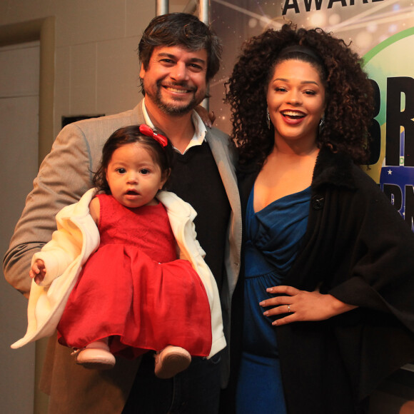 Filha de Juliana Alves, Yolanda, de 8 meses, roubou a cena com look em evento com pais
