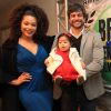 Yolanda combinou laço no cabelo e vestido em evento com os pais, Juliana Alves e Ernani Nunes