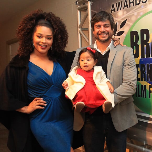 Yolanda combinou laço no cabelo e vestido em evento com os pais, Juliana Alves e Ernani Nunes