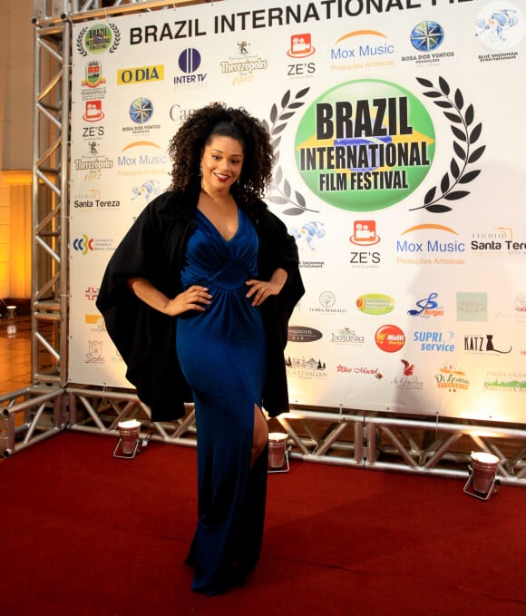 Juliana Alves escolheu um look azul para prestigiar Festival Internacional de Cinema em Teresópolis, Rio de Janeiro