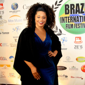 Juliana Alves usou vestido com fenda no Festival Internacional de Cinema em Teresópolis, Rio de Janeiro