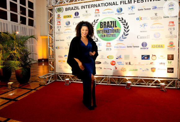 Juliana Alves usou vestido com fenda no Festival Internacional de Cinema em Teresópolis, Rio de Janeiro