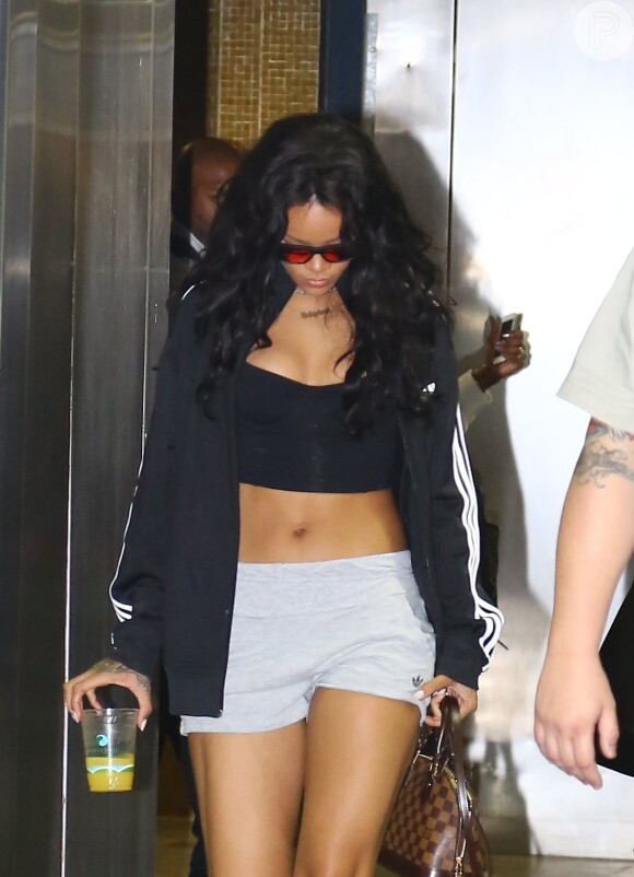 Rihanna escolheu um short curto, top, casaco e tênis da marca Adidas para viajar. A bolsa era da grife Louis Vuitton