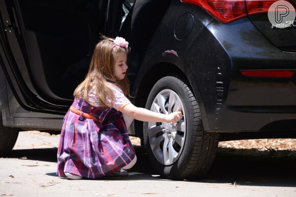 Dulce Maria (Lorena Queiroz) coloca um grampo no pneu do carro de Leonardo antes de correr para Gustavo (Carlo Porto), no capítulo que vai ao ar terça-feira, dia 5 de junho de 2018, na novela 'Carinha de Anjo'