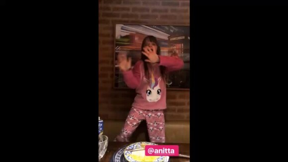 Ticiane Pinheiro mostrou a filha, Rafaella Justus, dançando 'Paradinha', da cantora Anitta, na noite de segunda-feira, 29 de maio de 2018