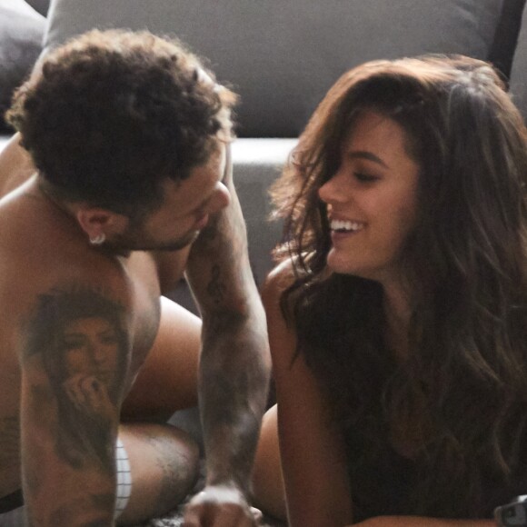 Bruna Marquezine e Neymar estrelam campanha publicitária do Dia dos Namorados da C&A