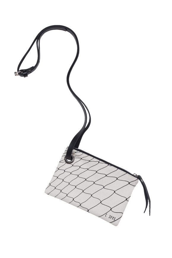 A pequena bolsa de rede estilizada em silk, oferecida pela FYI a R$ 148, vai deixar suas mãos livres para vibrar com estilo