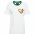 O amor pelo futebol brasileiro bordado na camiseta: a peça da Colcci, com coração de paetês, é vendida por R$ 197
