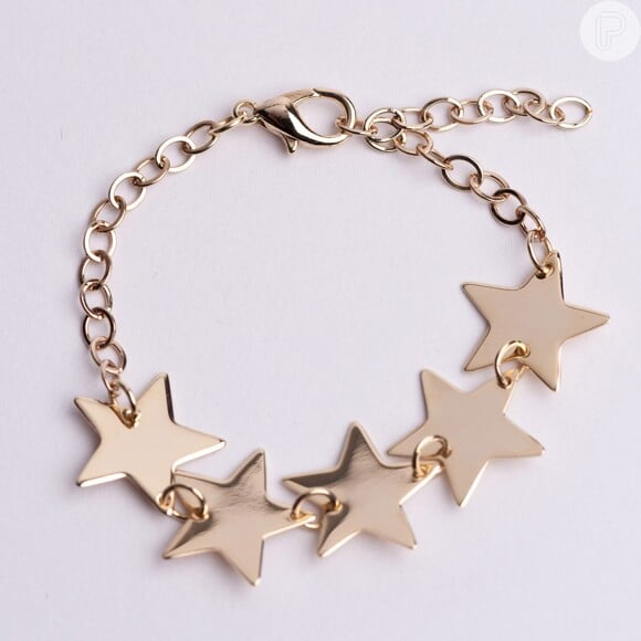 Para complementar o look, a pulseira estrelada dourada da Josefina Rosacor custa R$ 39