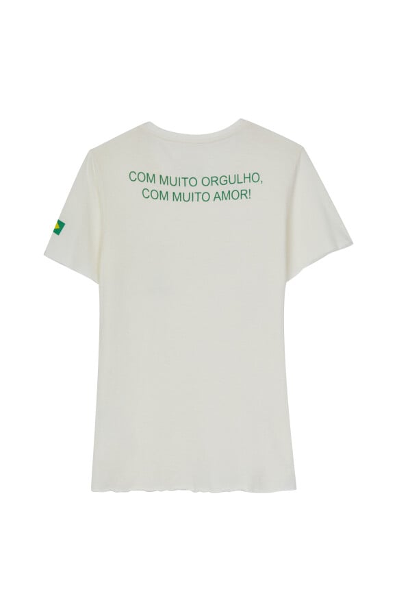 Também disponível em versões para a Rússia, França, Espanha, Japão e Portugal, a camiseta Canal Concept em homenagem ao Brasil vem com os dizeres 'Com muito orgulho, com muito amor!' na parte de trás