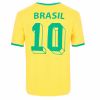 A camisa 10 da Calvin Klein – também disponível, sob outra numeração, na combinação inversa do verde e amarelo – é vendida pela marca por R$ 119