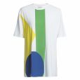 A Tufi Duek levou as cores e as formas geométicas da bandeira nacional para sua camiseta, de modelagem mais comprida, à venda por R$ 163